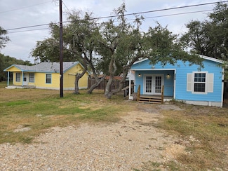 112 E Linden St, Rockport, TX 78382