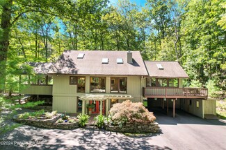 131 Jack Pine Dr, Dingmans Ferry, PA 18328