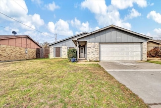 2106 Bear Creek Ln, Arlington, TX 76006