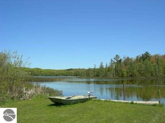 11123 E Omena Rd, Northport, MI 49670