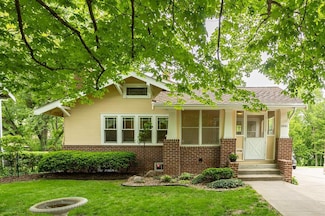 5841 Waterbury Cir, Des Moines, IA 50312