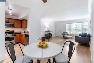 355 N Maple St Unit 122, Burbank, CA 91505
