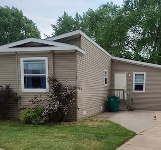 1178 Candida Rd, Elgin, IL 60123