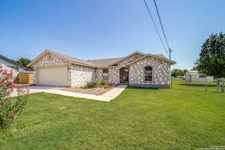 91 Windcrest, Floresville, TX 78114