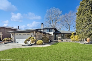 10430 S Tod Dr, Palos Hills, IL 60465