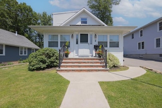 82 Lincoln Ave, Pearl River, NY 10965