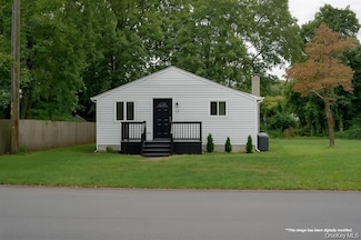 46 Saint George Dr, Shirley, NY 11967