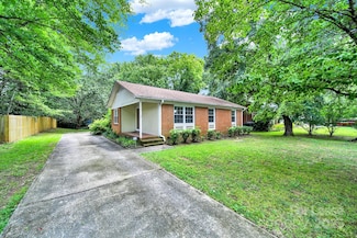 225 Deer Creek Dr, Matthews, NC 28105