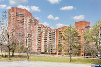 1608 Harmon Cove Tower Unit 1608, Secaucus, NJ 07094