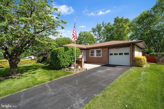 210 W Beech Rd, Sterling, VA 20164