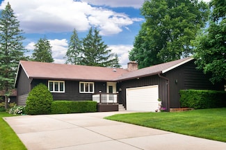 440 E Walnut St, Roselle, IL 60172