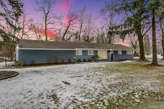 7251 N Briarcliff Knoll Dr, West Bloomfield, MI 48322