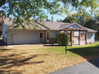 110 W Trail Ct, Cannon Falls, MN 55009