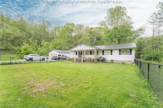 6 Memory Ln, Alum Creek, WV 25003