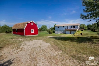 2298 8th Rd, Clay Center, KS 67432