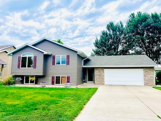 2507 Mulligan Dr, Yankton, SD 57078