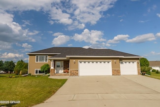 3934 Cedar Cir, Grand Forks, ND 58201