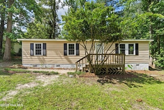 666 Bay Harbor Dr, Hampstead, NC 28443