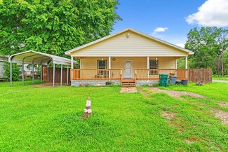 300 Walker St, Smithville, TX 78957