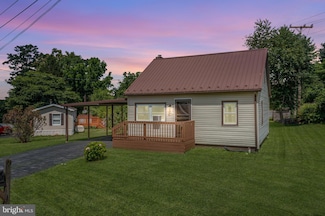 105 Oak St, Pleasant Gap, PA 16823