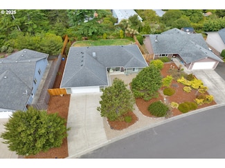 43 Park Village Dr, Florence, OR 97439
