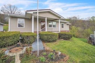 606 Hopkins St, Narrows, VA 24124