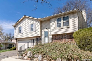 2975 Roundtree Dr, Troy, MI 48083