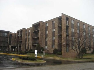 601 W Huntington Commons Rd Unit 102, Mount Prospect, IL 60056