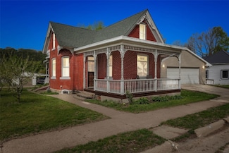 422 S 2nd St, Guttenberg, IA 52052
