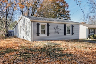 305 S Broadway St, Hudson, IL 61748