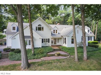 285 Nob Hill Dr, Akron, OH 44303