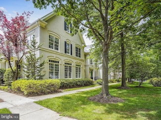 3832 Farrcroft Dr, Fairfax, VA 22030