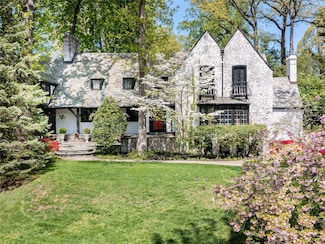 33 Deepdale Dr, Great Neck, NY 11021