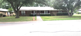 906 S Colonial Dr, Cleburne, TX 76033