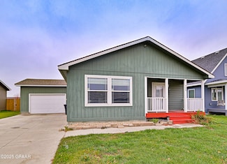 966 Thames Ct, Grand Forks, ND 58203