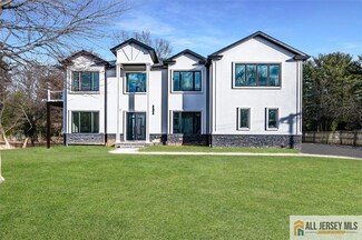 2 Hemlock Dr, Edison, NJ 08820