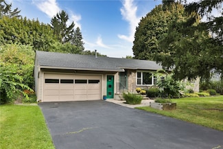 195 Willowcrest Dr, Rochester, NY 14618