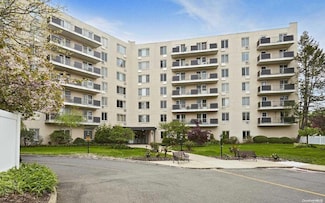 135 Post Ave Unit 6-L, Westbury, NY 11590