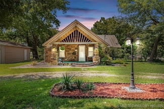 811 N State St, Wagoner, OK 74467