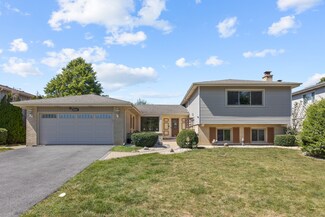 820 Kings Point Dr W, Addison, IL 60101