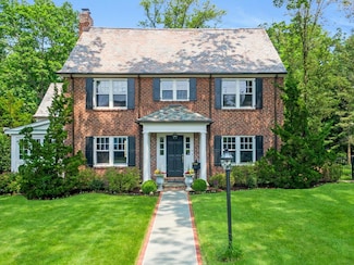27 Fairview Rd, Scarsdale, NY 10583