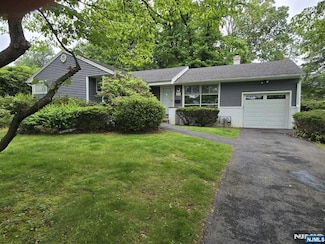 195 Concord Dr, Paramus, NJ 07652