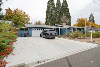 909 Comet Way, Central Point, OR 97502