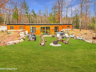 11 Maggie Dudley Rd, Crown Point, NY 12928