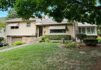 9 Ethell Pkwy, Bloomington, IL 61701