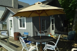 5537 Lakeshore Dr, Holland, MI 49424