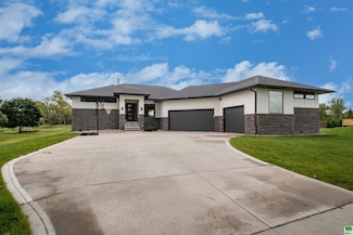 920 Wynstone Dr, Jefferson, SD 57038