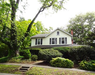 209 S Pine Creek Rd, Fairfield, CT 06824