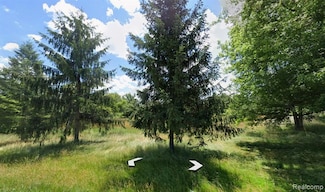 000 Gregory Rd, Lake Orion Vlg, MI 48359