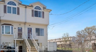 10 Noah Ct, Staten Island, NY 10303